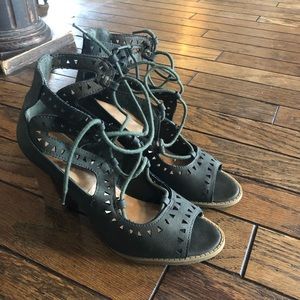 REPORT SANDAL HEELS SZ 7